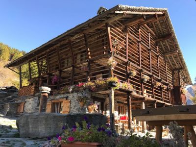 typisches Walserhaus bei der Wanderung ohne Gep�ck im Valsesia