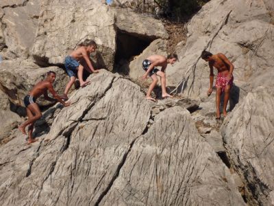 actionurlaub mit teens auf einem segelboot schwimmen klettern schnorcheln