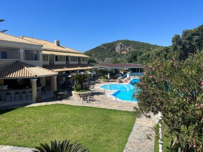 Die Gartenanlage mit Pool des Strandhotels