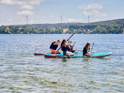 sup fahren auf dem starnberer see im naturnahen urlaub