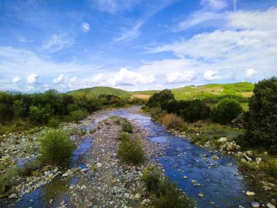 Wandern entlang des Flusses Trossa