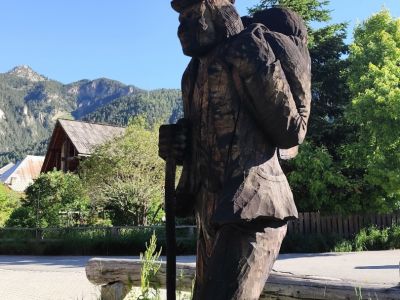 Holzstatue in Ceillac Queyras Bergunterkunft les baladins