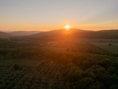 romantischer sonnenuntergang huegel toskana