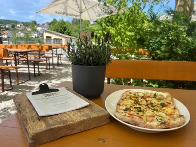 leckeres mittagessen im biergarten