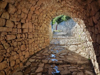 balkan albanien wandern ortschaft tunnel