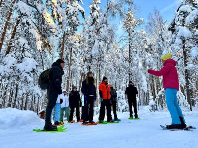 Schneeschuhwanderung Familienreise Jugendliche Estland Winterabenteuer