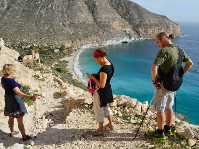 wanderer beim abstieg zur bucht san pedro