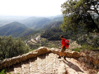 wandern ohne gepck mallorca wanderer auf treppe