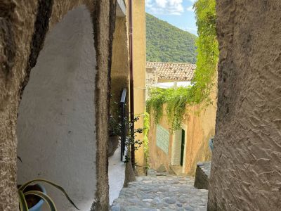 kleine gassen im bergdorf belmonte calabro