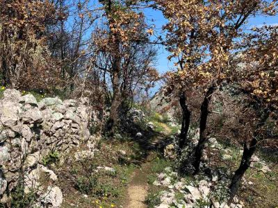 schmaler Wanderweg an Steinmauern vorbei