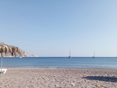 Eristos Beach mit Segelbooten