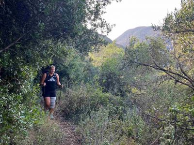 frhliche Wanderin auf schmalem Pfad