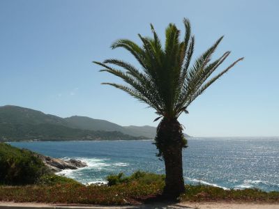 Strahlender Sonnenschein und tiefblaues Meer