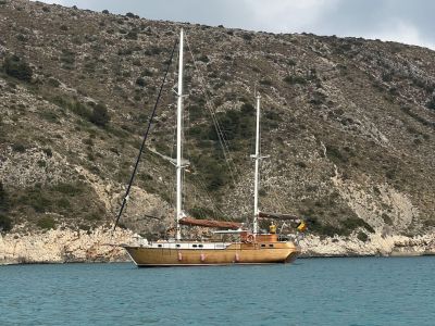 Alleine in einer Bucht vor Anker