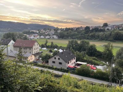 wunderschoene abendstimmung im camp
