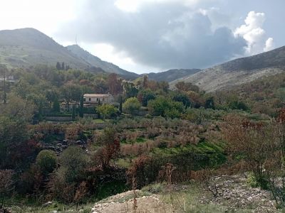 Blick auf Paleo Perithia mit Pantokrator im Hintergrund