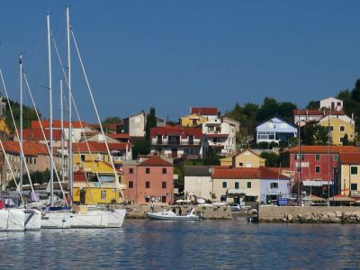 kleiner hafen bei einer segeltour entdecken mit kindern und jugendlichen