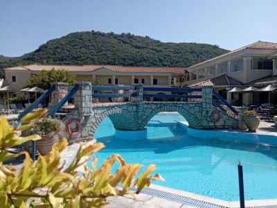 Groer Hotelpool im Strandhotel Karavostasi