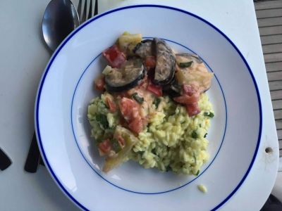 kochen an board mit der gruppe im urlaub am mittelmeer segeltrn