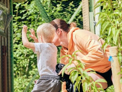 mama kind urlaub mit tieren