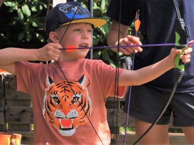 bogenschieen camping familie kinder gruppe