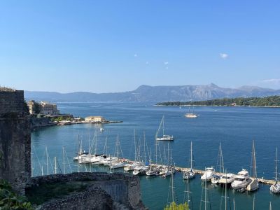 Blick auf Pantokrator mit kleiner Marina im Vordergrund