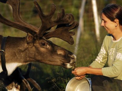 Erstes Kennenlernen mit kleiner Bestechung (Foto: Sandra Peter und Jochen Oetinger)