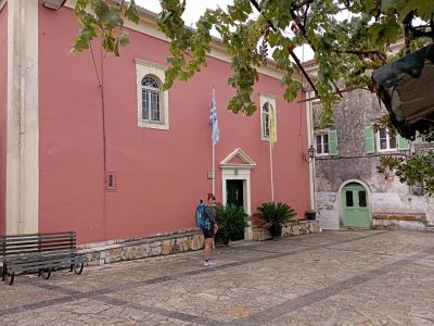 Wanderin auf Dorfplatz