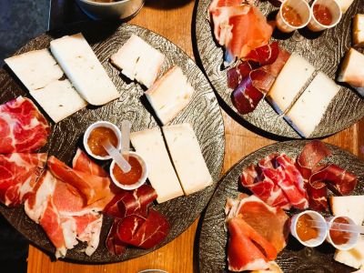 wandern mit typischer Brotzeit in den italienischen Alpen