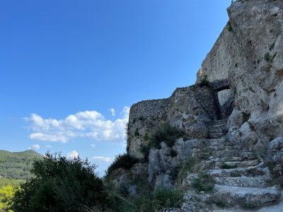 Treppen hinauf zum Abngelokastro