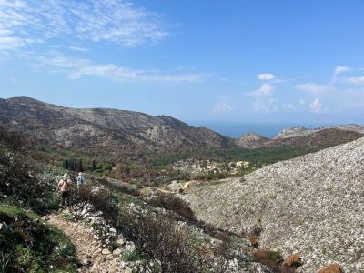 Wanderweg durch karge Berglandschaft am Pantokrator