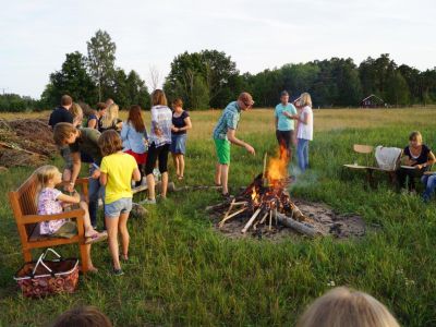 familienurlaub mit lagerfeuer fr alle gaeste auf dem bauernhof auf oeland