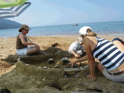 korfu segeln alleinziehend kind sommerurlaub sandburg bauen