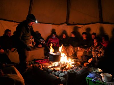 Gruppenreise Winter gemeinsam Lagerfeuer