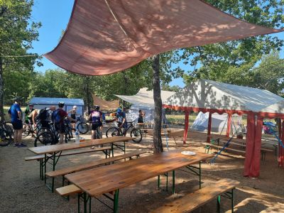 blick auf das camp vor einer radtour