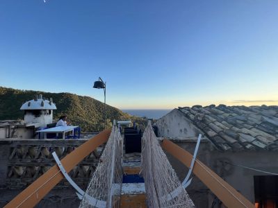 sonnenterrasse mit ausblick aufs meer nachhaltig reisen