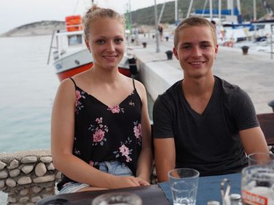 segeltrn fr die familie mit kindern und jugendlichen am mittelmeer taverne