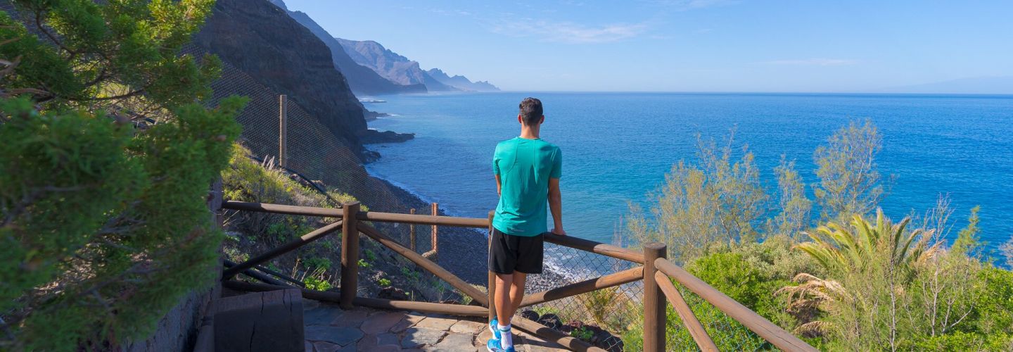 ReNatour nachhaltiger Tourismus - Mann blickt aufs Meer