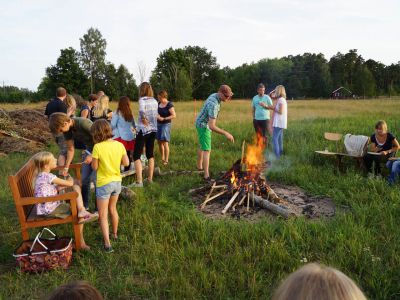 ferien auf land lagerfeuerabend in schweden