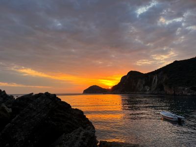 Sonnenuntergang hinterm Berg der Bucht