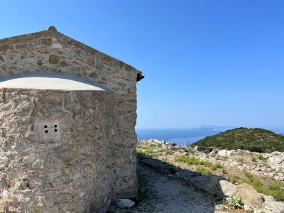 Kleine Kirche mit Aussicht aufs Meer