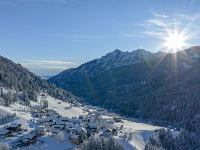 schneebedeckte berge familieurlaub lesachtal