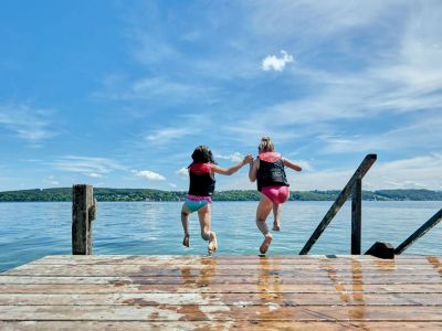 sprung in den see im urlaub mit kindern