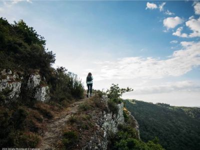 normannische schweiz wanderung am felsen mit panorama