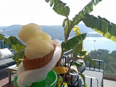 Eis in der Waffel mit Ausblick aufs Meer