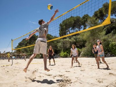 familienreise urlaub balearen beachvolleyball