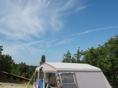 wohnen im Zelt mit campingausstattung