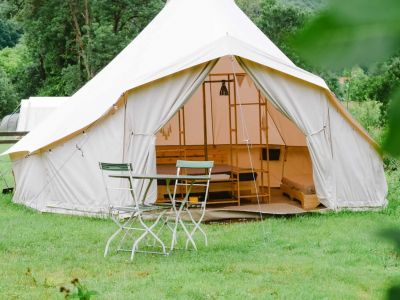 schickes glampingzelt naturnah