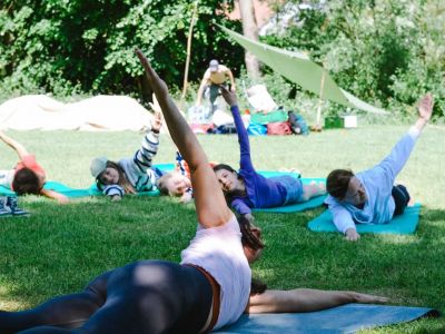 familienyoga mit yogalehrerin
