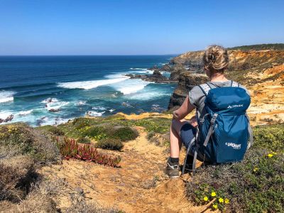 wanderurlaub-gepaecktransport-suedportugal-wanderer-meerblick